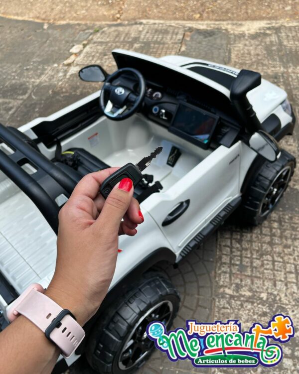 AUTO A BATERIA TOYOTA HILUX - Imagen 2